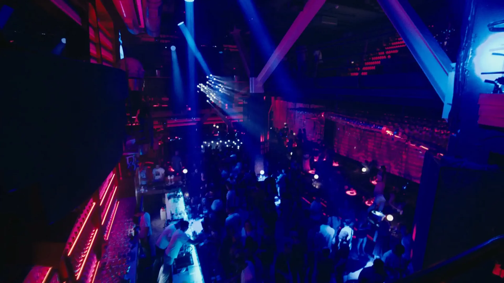 Doživi atmosferu Boiler kluba kroz ekskluzivni promo video. Energija DJ nastupa, ritam koji pokreće i vibe koji ostaje do jutra.